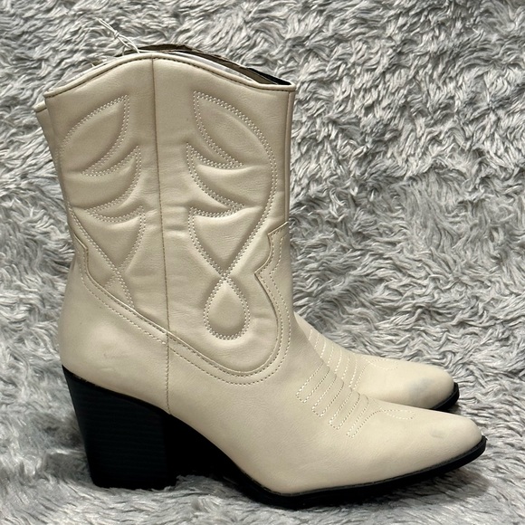 Cowboy boots, cream color, Size 8.5, *NEVER WORN* - Picture 2 of 7